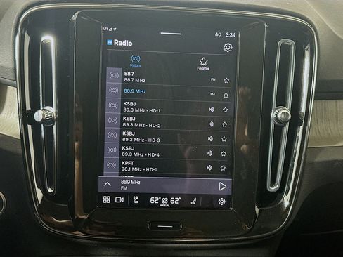 Used 2025 Volvo XC40 B5 Plus image 21