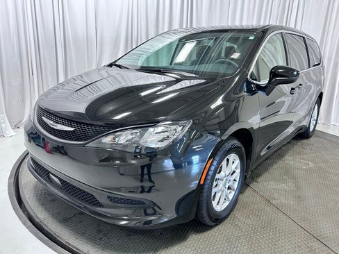 Used 2023 Chrysler Voyager LX image 26