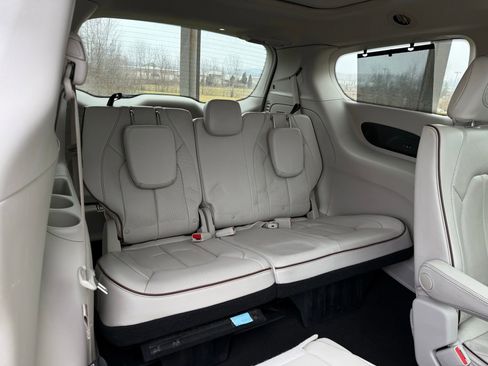 Used 2020 Chrysler Pacifica Limited image 35