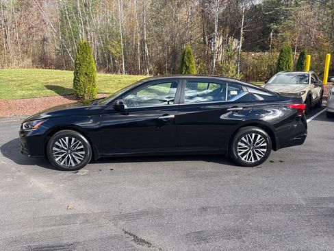 Used 2023 Nissan Altima 2.5 SV image 2
