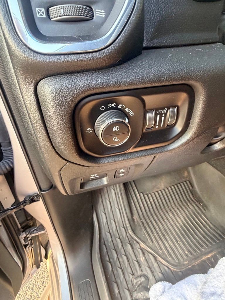 Used 2025 RAM 1500 Laramie w/ Sport Appearance Package AWD/4WD image 9