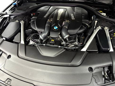 Used 2019 BMW 750i xDrive w/ M Sport Package image 37