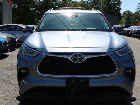 Used 2021 Toyota Highlander Limited AWD/4WD image 2