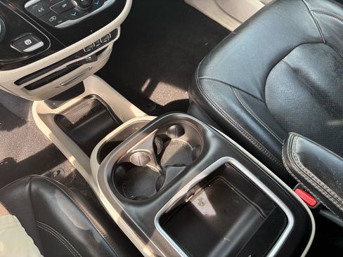 Used 2022 Chrysler Pacifica Touring-L FWD image 12