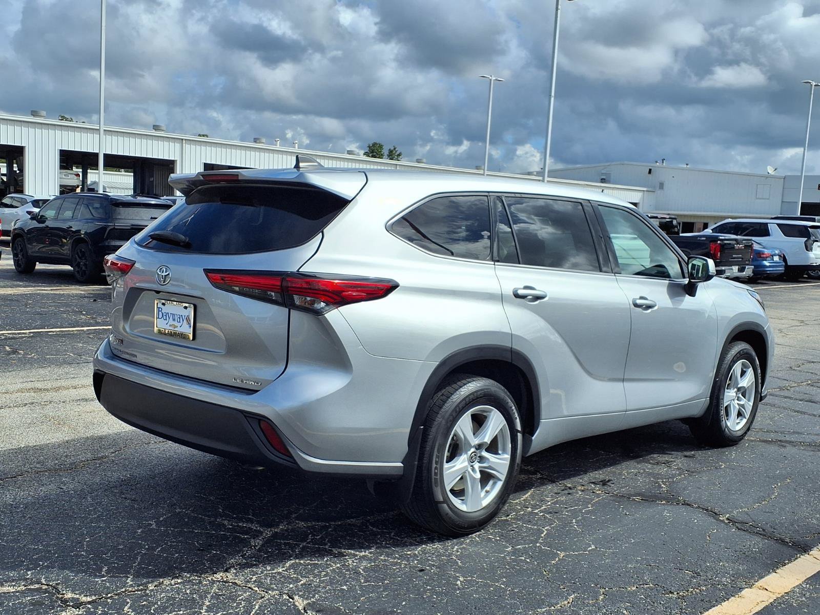 Used 2022 Toyota Highlander LE AWD/4WD image 2