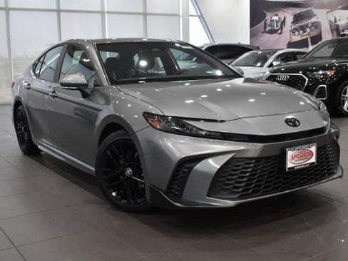 Used 2025 Toyota Camry SE image 36
