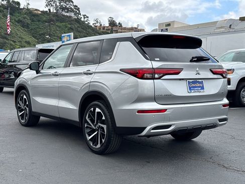 Used 2024 Mitsubishi Outlander SE image 8