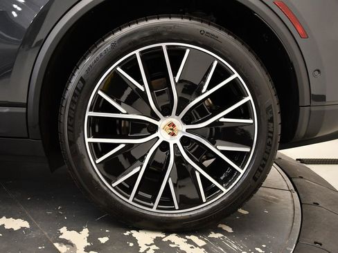 Certified 2025 Porsche Macan Electric image 15