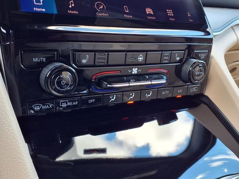 Certified 2025 Jeep Grand Cherokee Limited AWD/4WD image 13