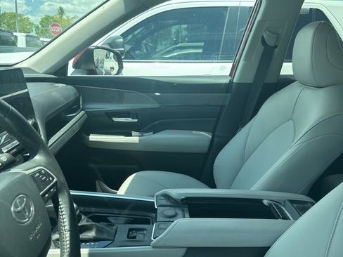 Used 2024 Toyota Grand Highlander AWD image 12
