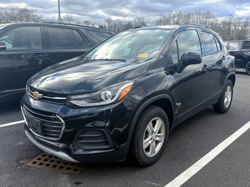 Certified 2022 Chevrolet Trax LT w/ LT Convenience Package image 3