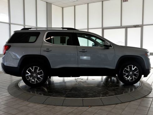 Used 2023 GMC Acadia SLE w/ Driver Convenience Package image 9