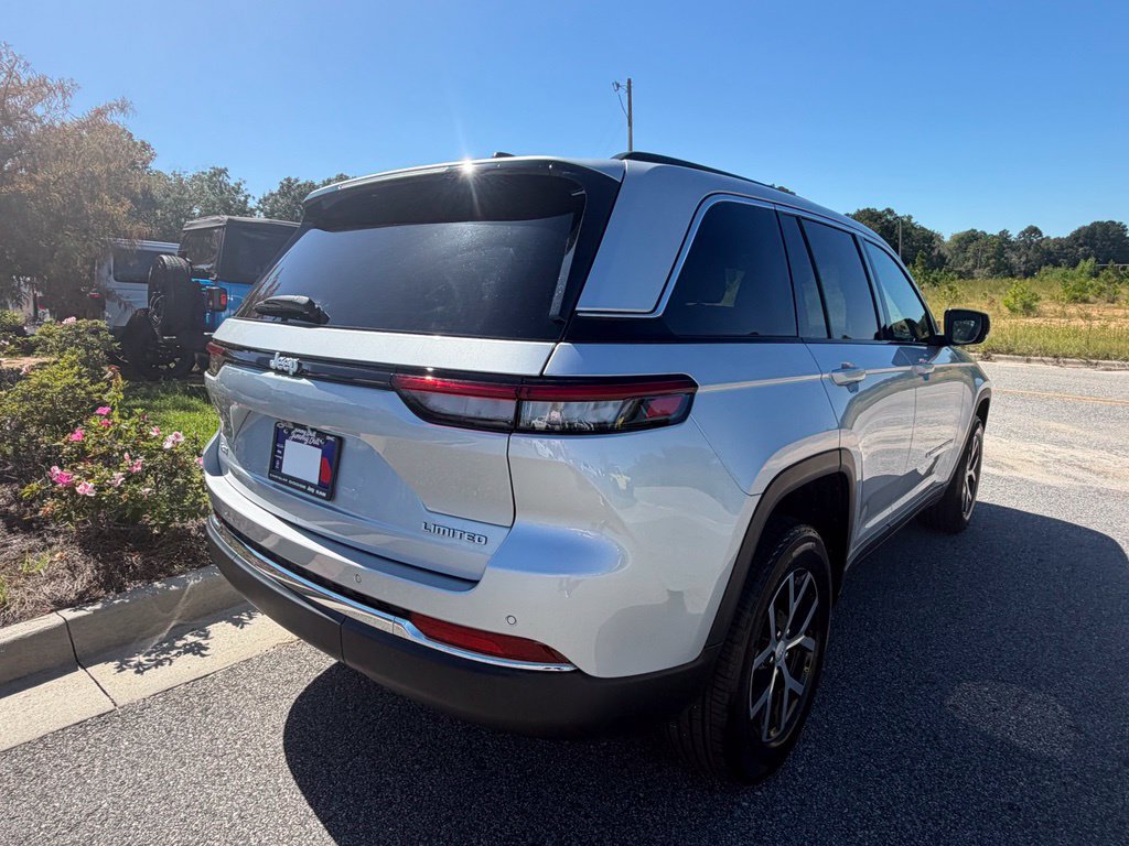 Used 2025 Jeep Grand Cherokee Limited AWD/4WD image 19