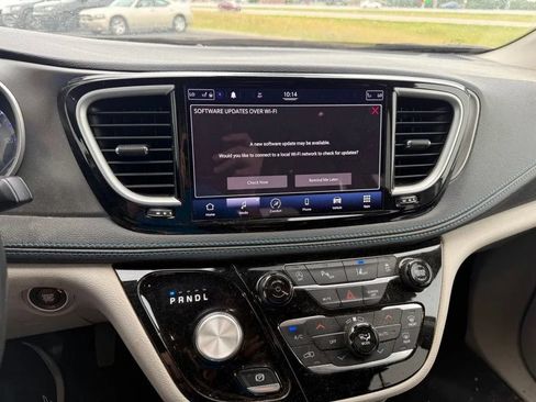 Used 2021 Chrysler Pacifica Touring w/ Cold Weather Group FWD image 13