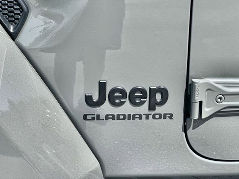 Used 2022 Jeep Gladiator Overland image 31