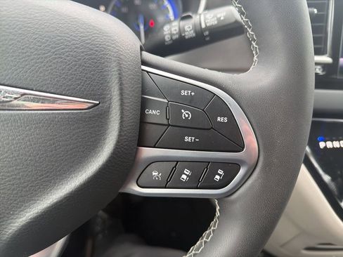 Used 2024 Chrysler Pacifica Touring-L image 18