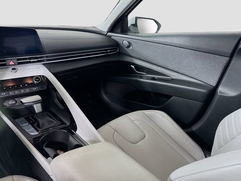 Used 2025 Hyundai Elantra Limited FWD image 25