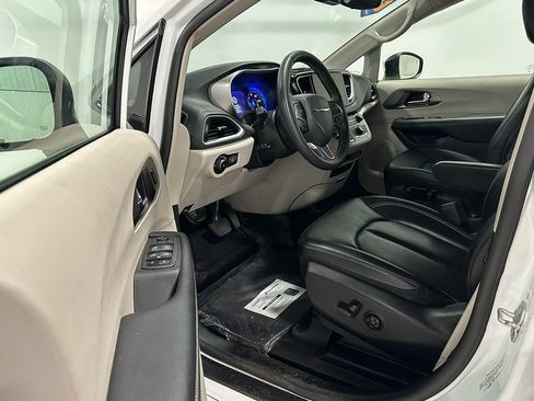 Used 2023 Chrysler Pacifica Touring-L FWD image 19