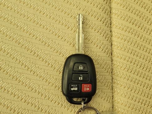 Used 2015 Toyota Camry LE image 32