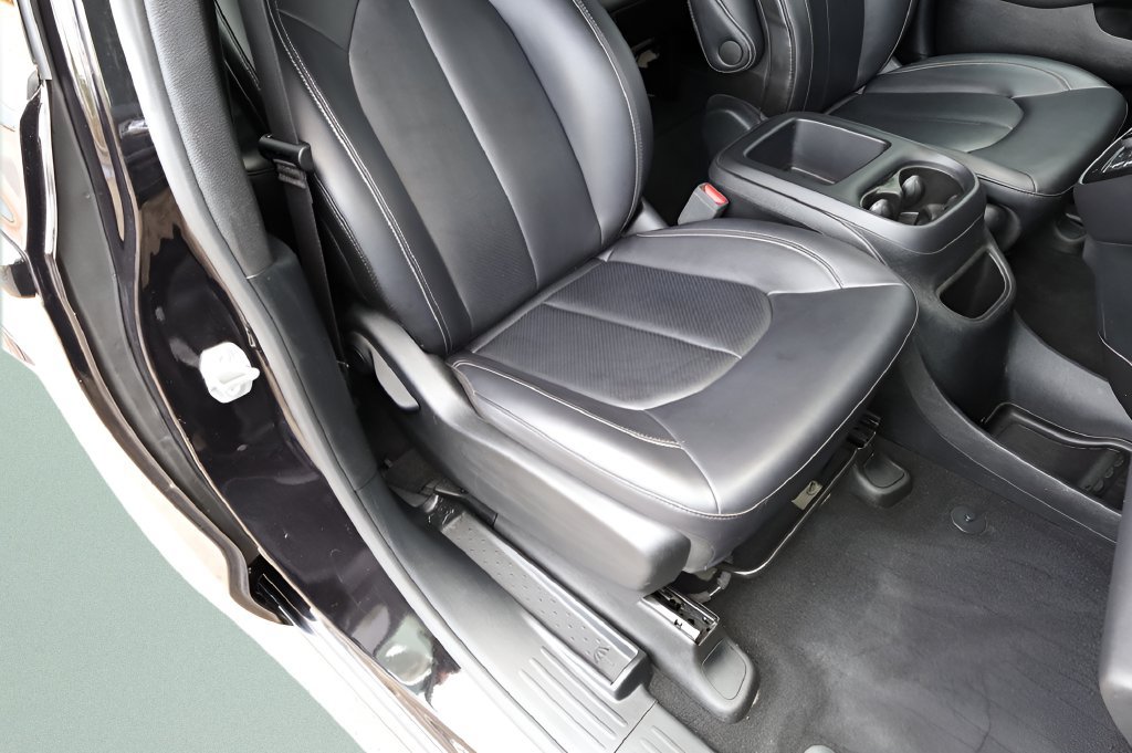 Used 2025 Chrysler Pacifica Select FWD image 26