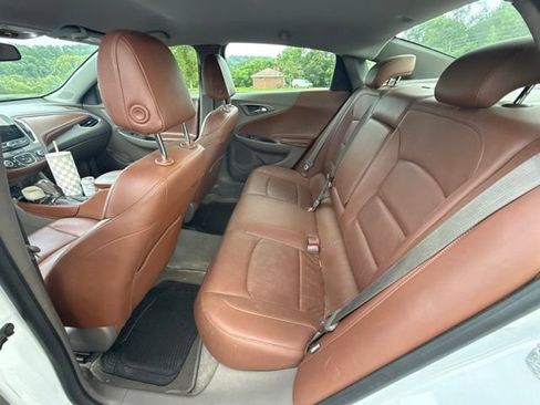 Used 2018 Chevrolet Malibu LT w/ Leather Package FWD image 8
