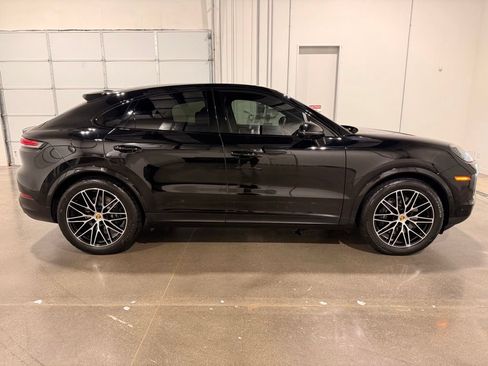 Used 2024 Porsche Cayenne Coupe AWD/4WD image 4