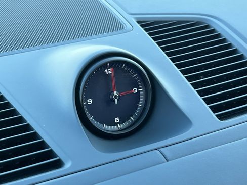 Certified 2022 Porsche Cayenne Platinum Edition image 25