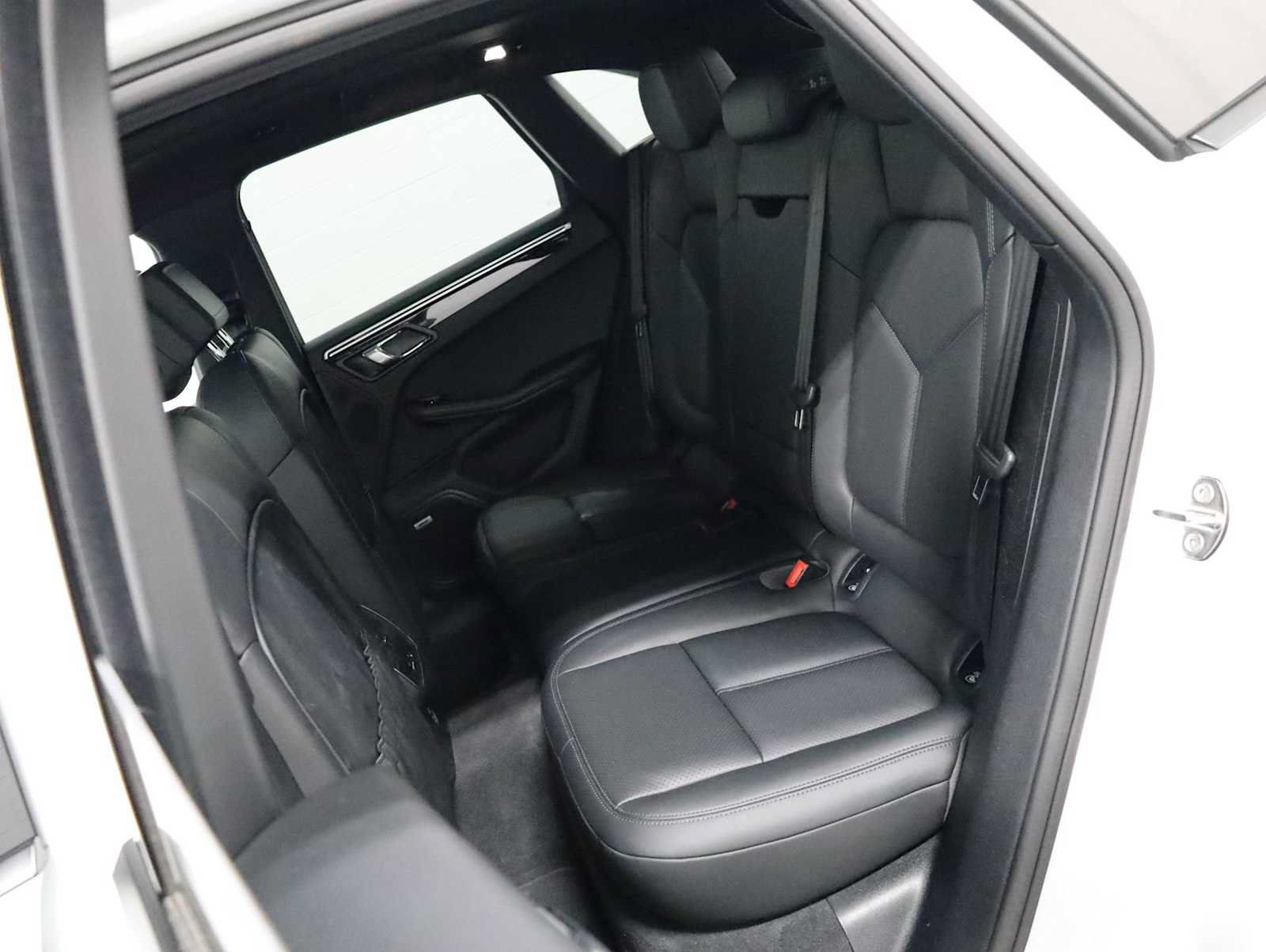 Used 2020 Porsche Macan AWD/4WD image 36