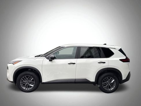 Used 2023 Nissan Rogue S image 2