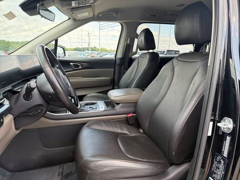 Used 2025 Kia Carnival FWD image 11