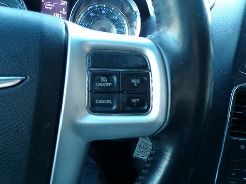 Used 2014 Chrysler Town & Country Touring image 22