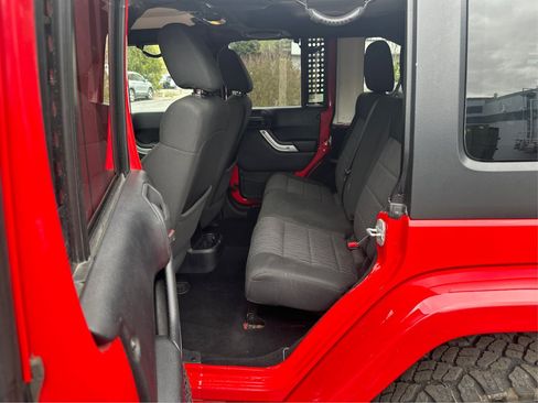 Used 2012 Jeep Wrangler Unlimited Sahara w/ Connectivity Group AWD/4WD image 10
