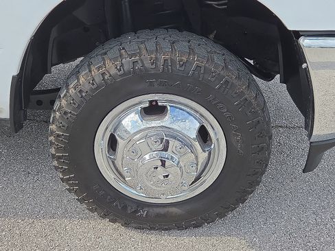 Used 2024 RAM 3500 Tradesman w/ Chrome Appearance Group AWD/4WD image 8