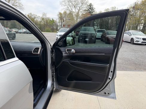 Used 2017 Jeep Grand Cherokee Limited image 10