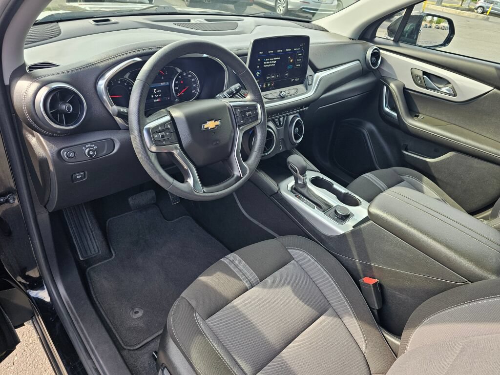 Used 2025 Chevrolet Blazer LT AWD/4WD image 2