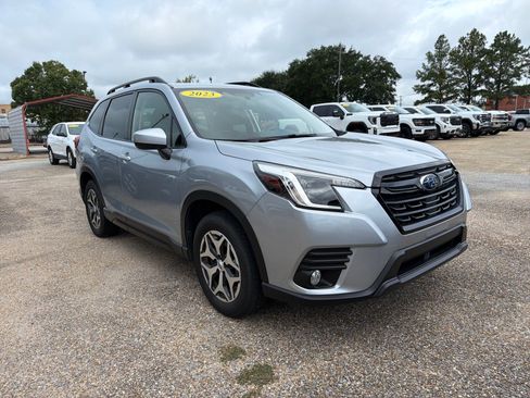 Used 2023 Subaru Forester Premium AWD/4WD image 2