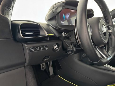 Used 2023 McLaren Artura image 16