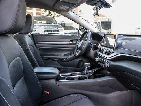 Used 2024 Nissan Altima 2.5 SV image 17