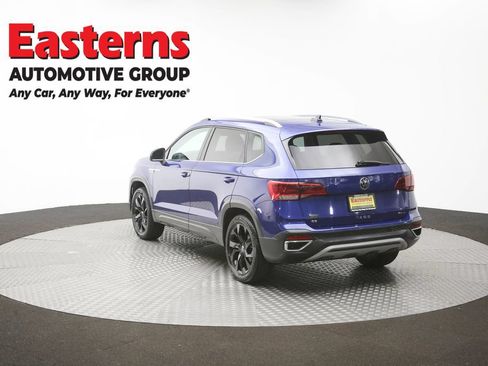 Used 2022 Volkswagen Taos SE w/ Panoramic Sunroof Package FWD image 65