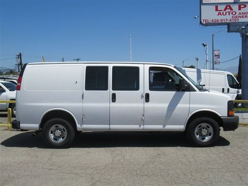 Used 2014 Chevrolet Express 2500 image 2