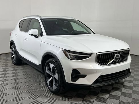 Certified 2025 Volvo XC40 B5 Plus image 2
