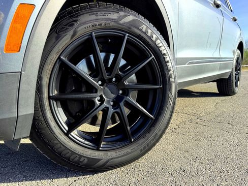 Used 2020 Volkswagen Tiguan SE image 2