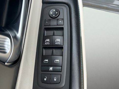 Used 2021 Chrysler Pacifica Touring FWD image 15