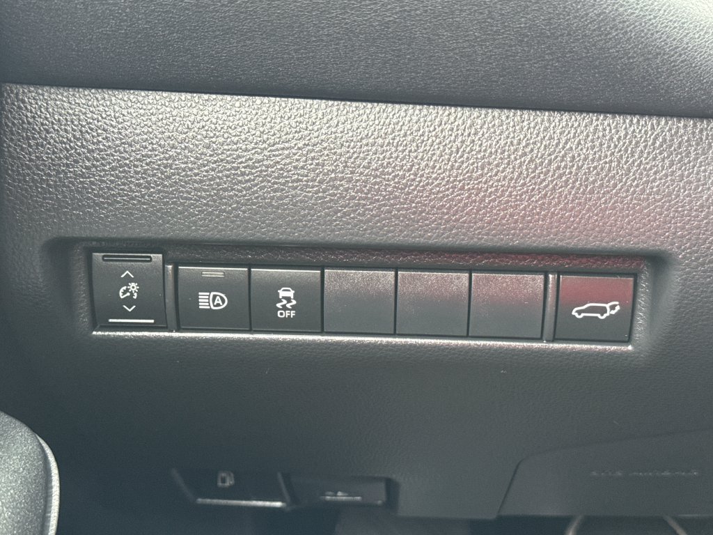 Used 2023 Toyota Venza LE AWD/4WD image 30
