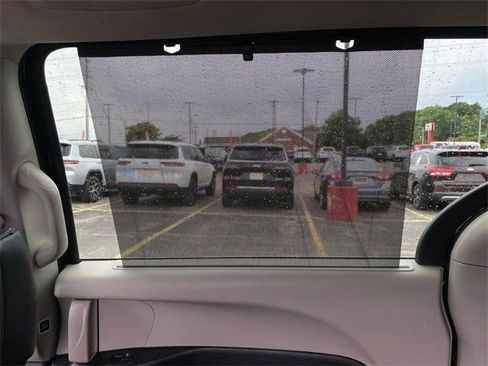 Used 2023 Chrysler Pacifica Touring-L image 16