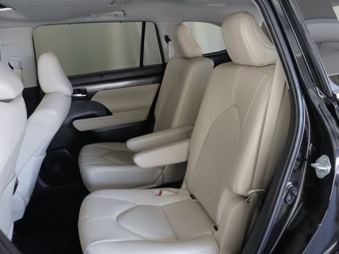 Used 2023 Toyota Highlander Limited image 9
