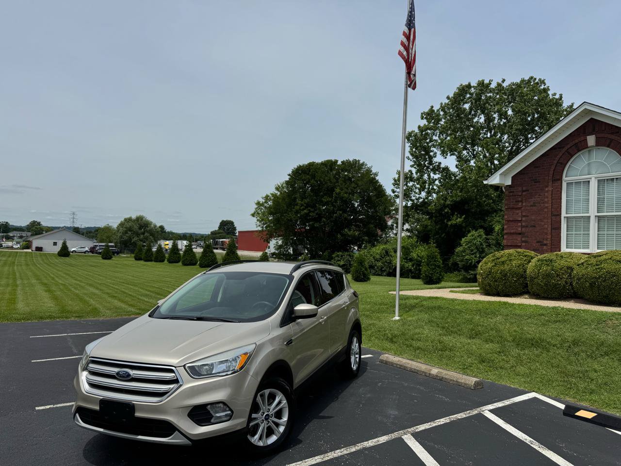 Used 2018 Ford Escape SE w/ SE Sync 3 Package AWD/4WD image 1