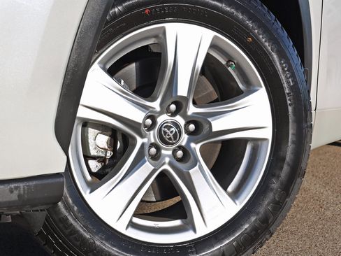 Used 2023 Toyota Highlander L image 12