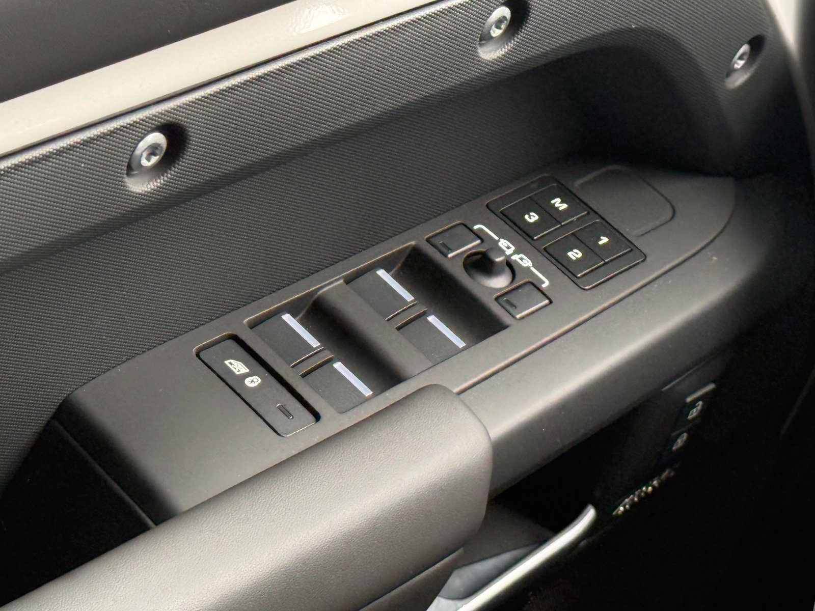 New 2026 Land Rover Defender 110 X-Dynamic SE AWD/4WD image 35