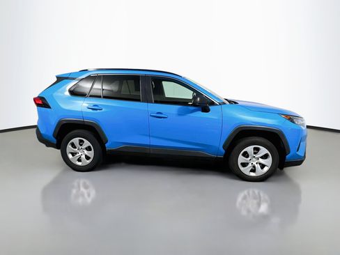 Used 2019 Toyota RAV4 LE FWD image 3